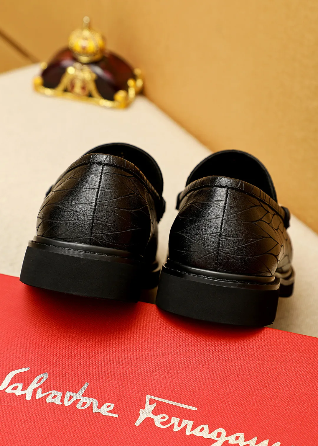 Men's shoes 💰520 💐 Product trademark: Ferragamo "Ferragamo" casual leather shoes Regular size: 38-44 (45.46🉑️customized) Product materials: Selected imported first-layer calfskin embossed upper + original hardware buckle, imported water-dyed cow leather lining. Strong three-dimensional visual effect, original outsole color: 1⃣️color optional